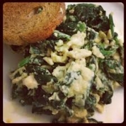 Tosta con revuelto de espinacas y gambas