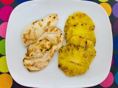 PECHUGA DE POLLO  A LA PLANCHA CON PIÑA