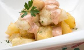 Rape con patatas bravas y yogurt