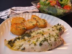 Lenguado al horno con cebolla caramelizada